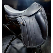 Выездковое седло Victoria Mono от Equipe